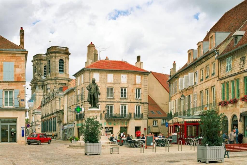 Appartement Au Centre-Ville Avec Cour 朗格勒 外观 照片